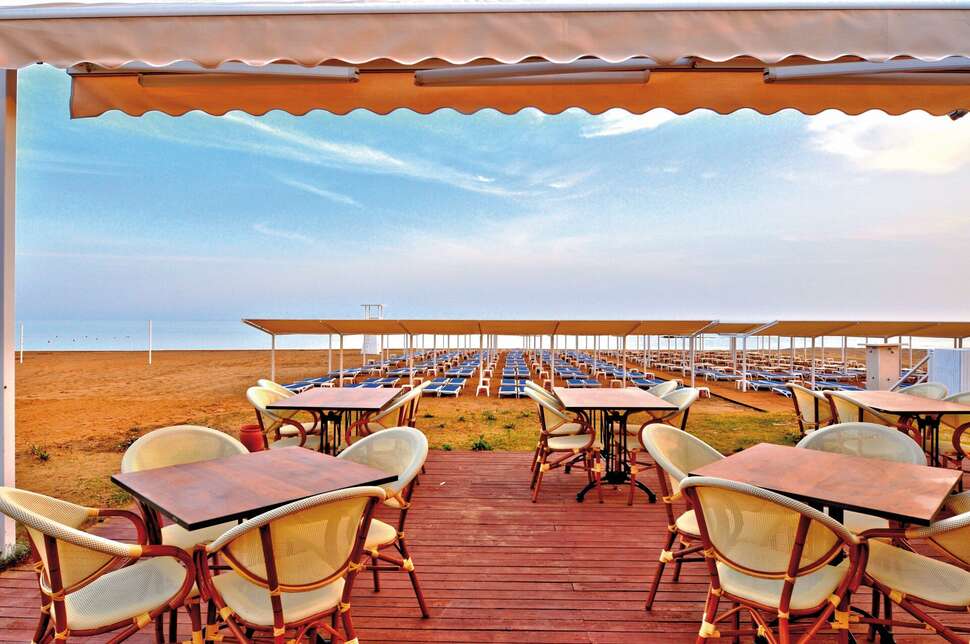 Een foto van het strand bij Ramada Resort By Wyndham Side