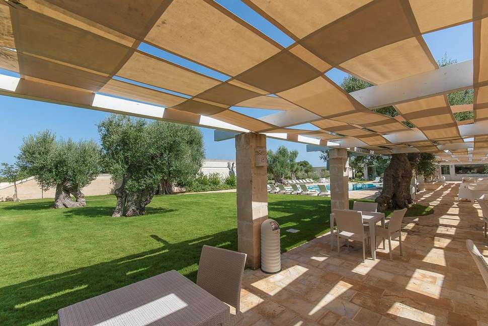 Een foto van het terras bij Masseria Torre del Diamante