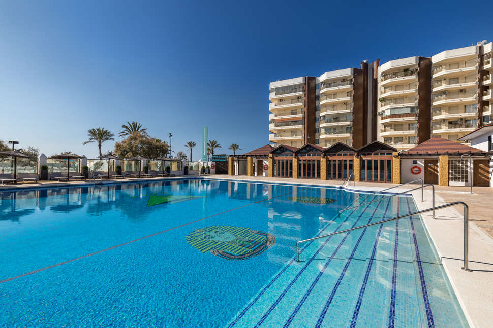 Een foto van het zwembad bij Occidental Fuengirola