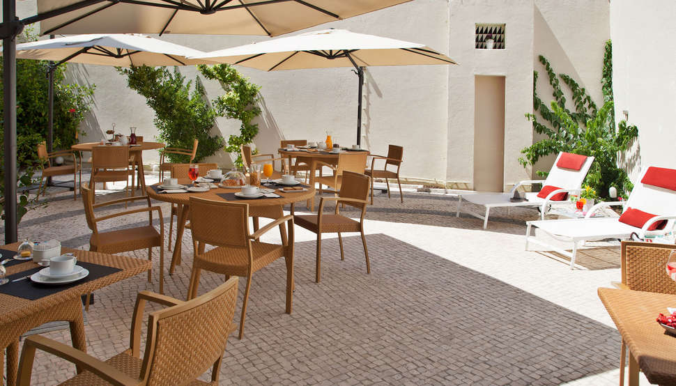 Een foto van het terras bij Hotel Evolution Valbom