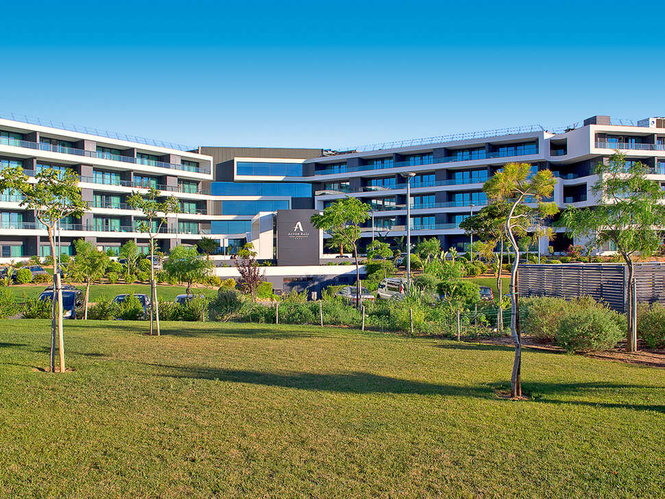 Ein Foto von der Außenansicht des Aparthotel Alvor Baia
