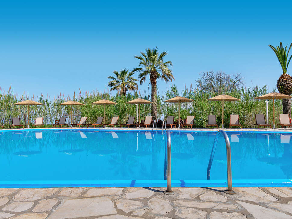 Ein Foto vom Pool im Hotel Ibiscus Corfu