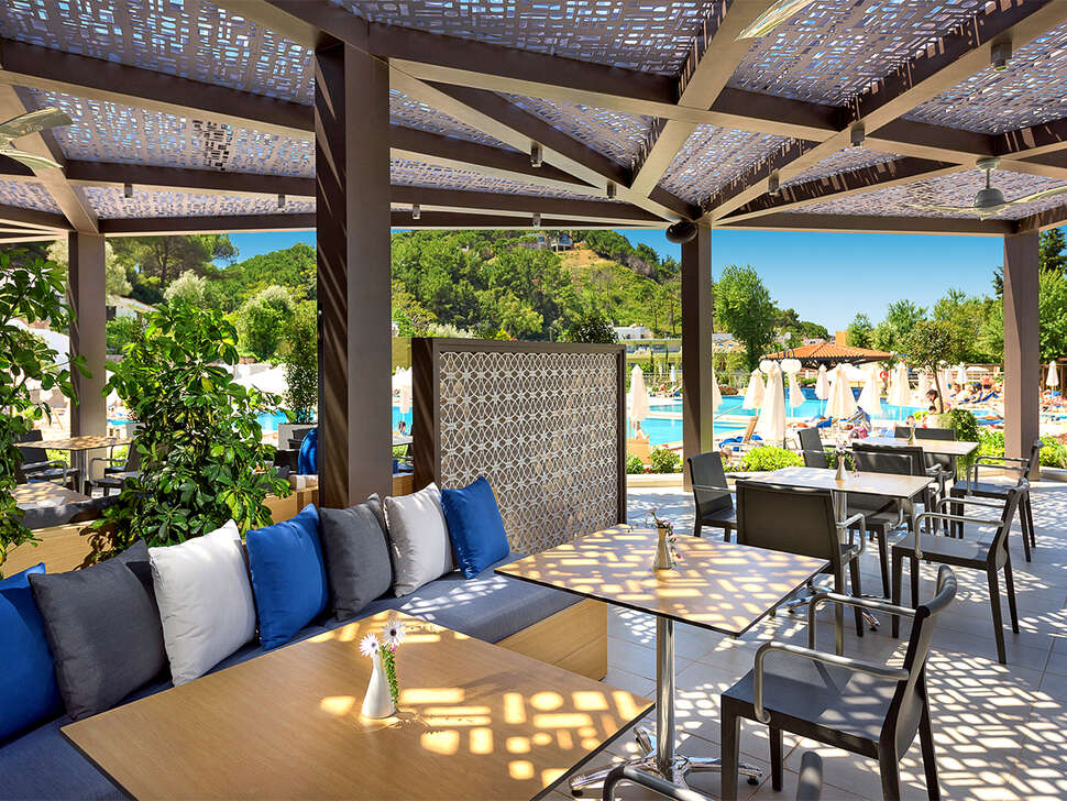 Ein Foto von der Terrasse im Olympic Palace Hotel