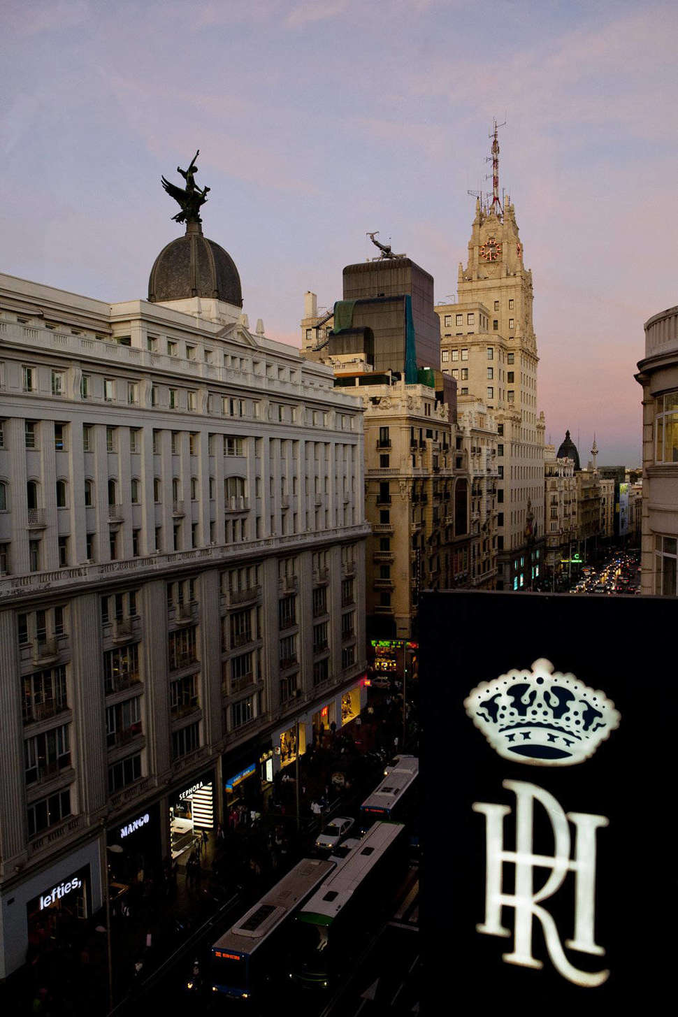 Een foto van de buitenkant van Hotel Regente Madrid