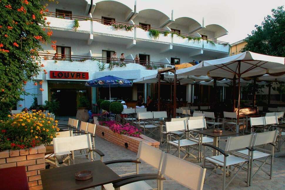 Een foto van het terras bij Louvre Hotel