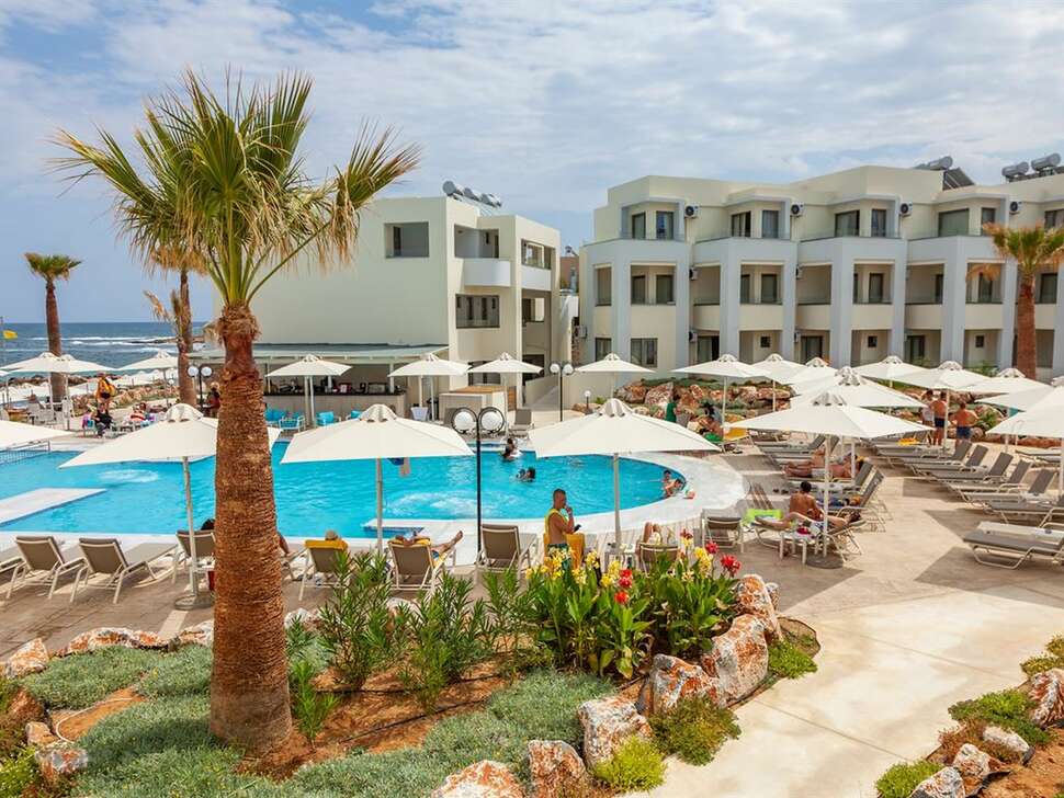Een foto van het zwembad bij Harmony Rethymno Beach Hotel