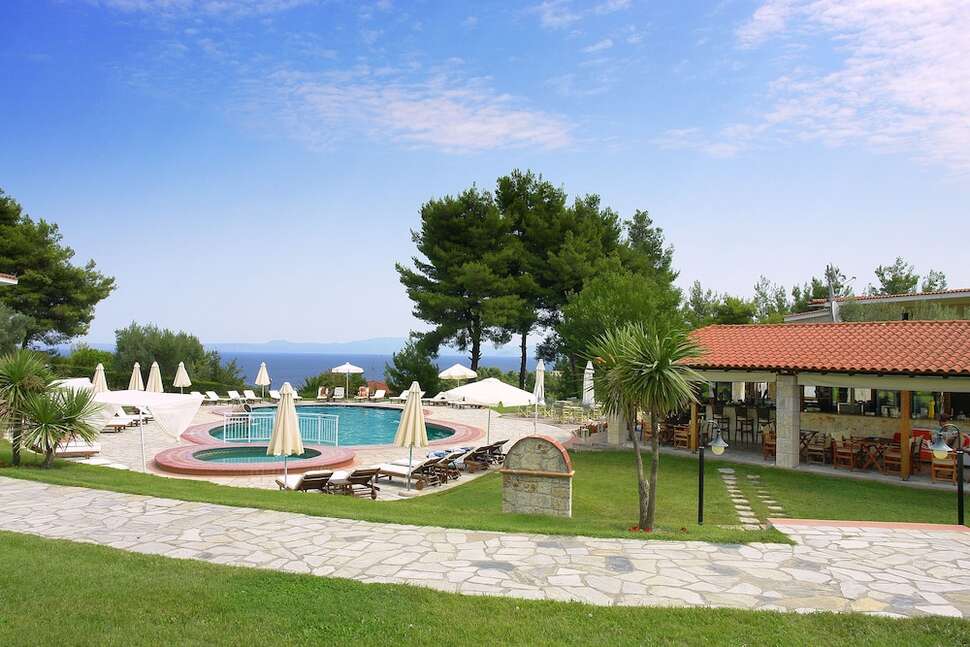 Een foto van het zwembad bij Alkion Resort