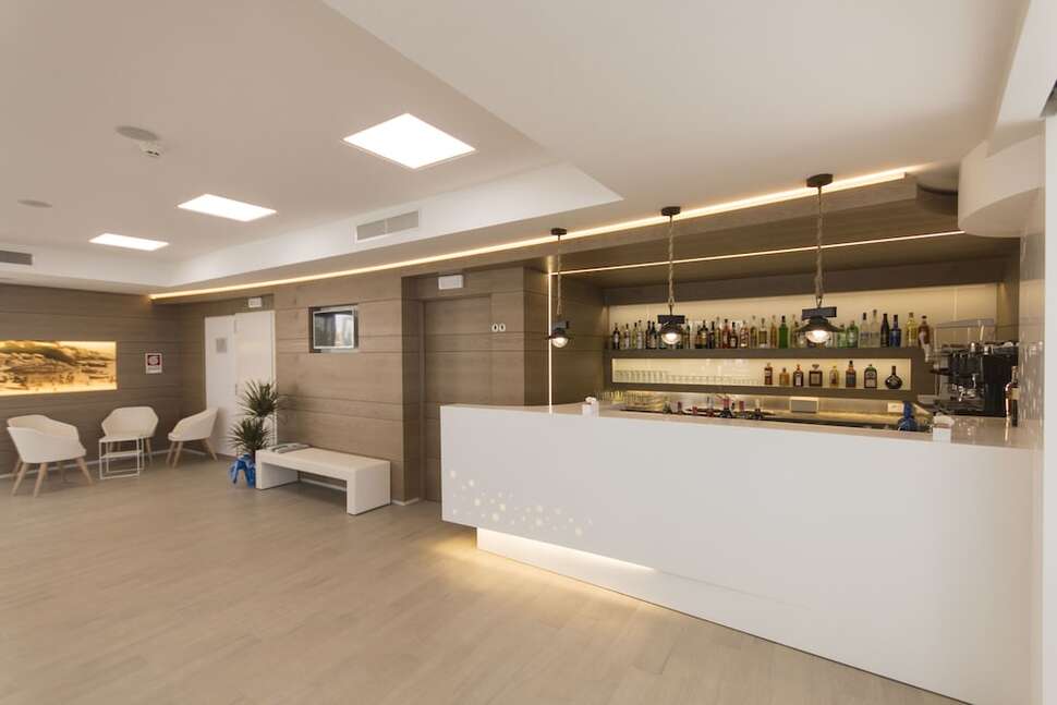 Een foto van het interieur van Est Hotel