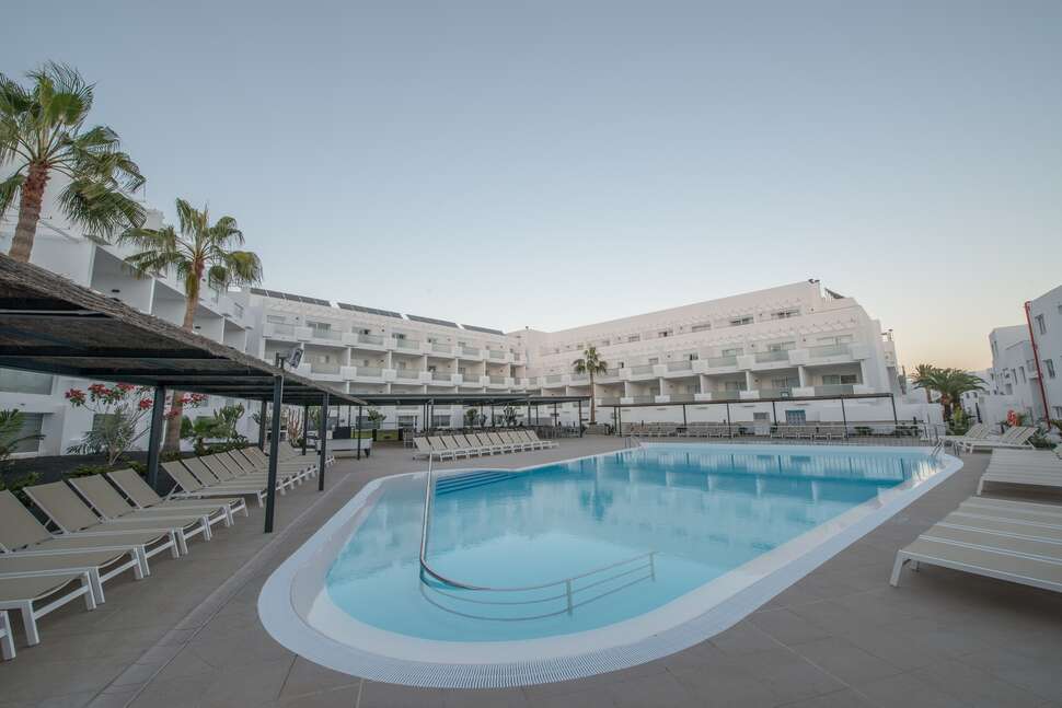 Een foto van het zwembad bij Sentido Aequora Lanzarote Suites