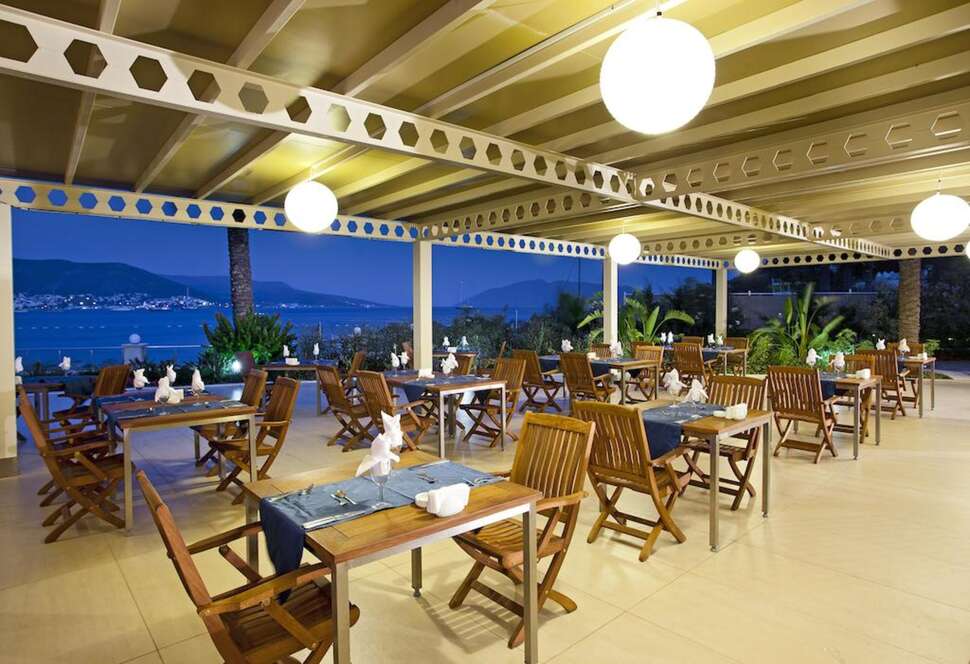 Een foto van het terras bij Salmakis Resort & Spa