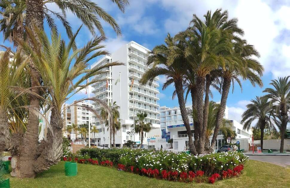 Een foto van de buitenkant van Hotel Alay