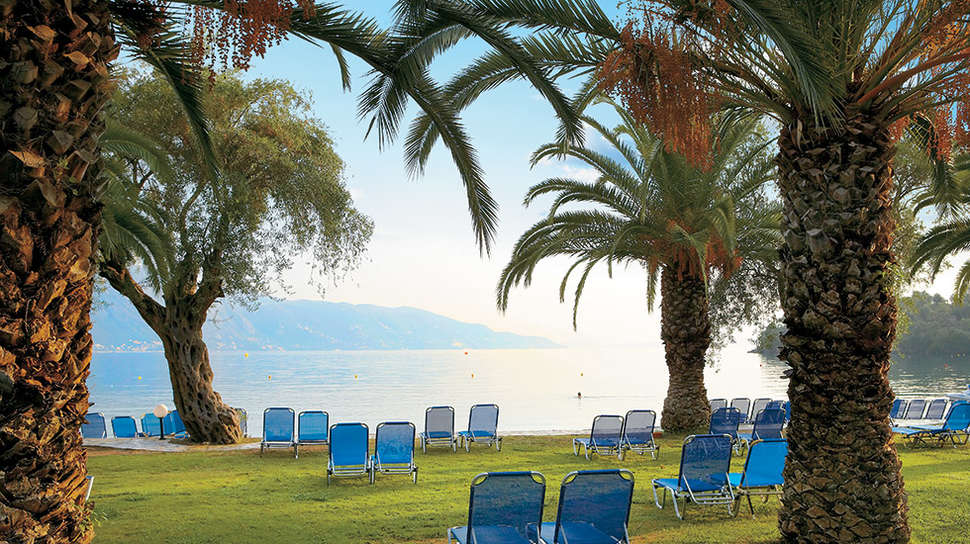 Een foto van het terras bij Grecotel Lux Me Daphnila Bay