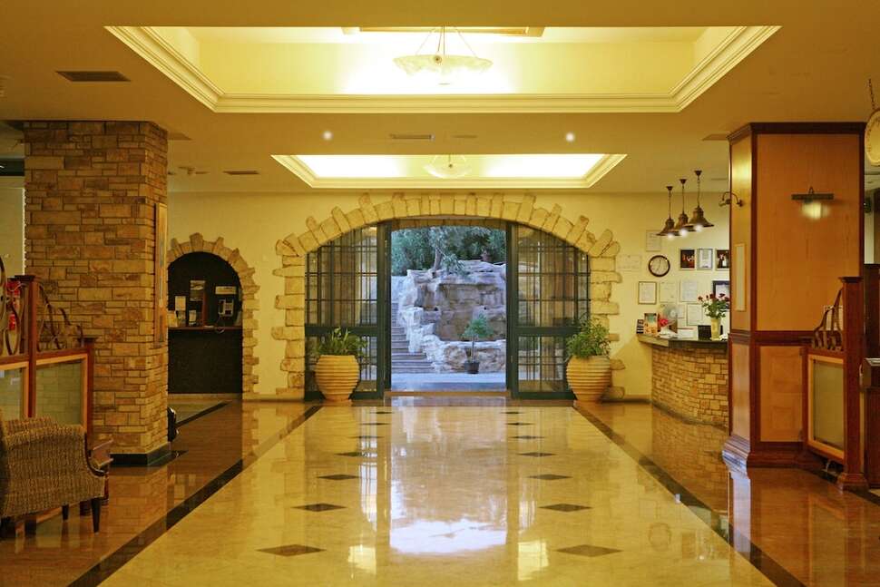 Een foto van het interieur van Navarria Hotel