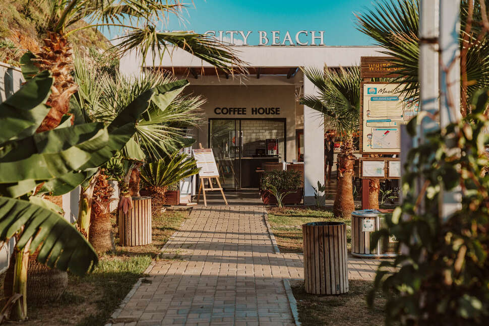 Een foto van de faciliteiten bij White City Beach Hotel