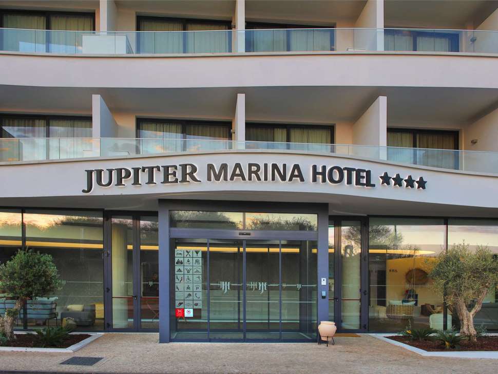 Een foto van de buitenkant van Jupiter Marina Hotel