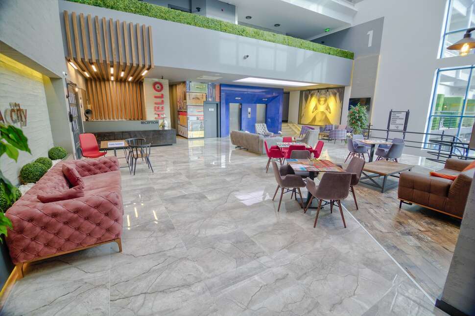 Een foto van het interieur van Ramira City Hotel