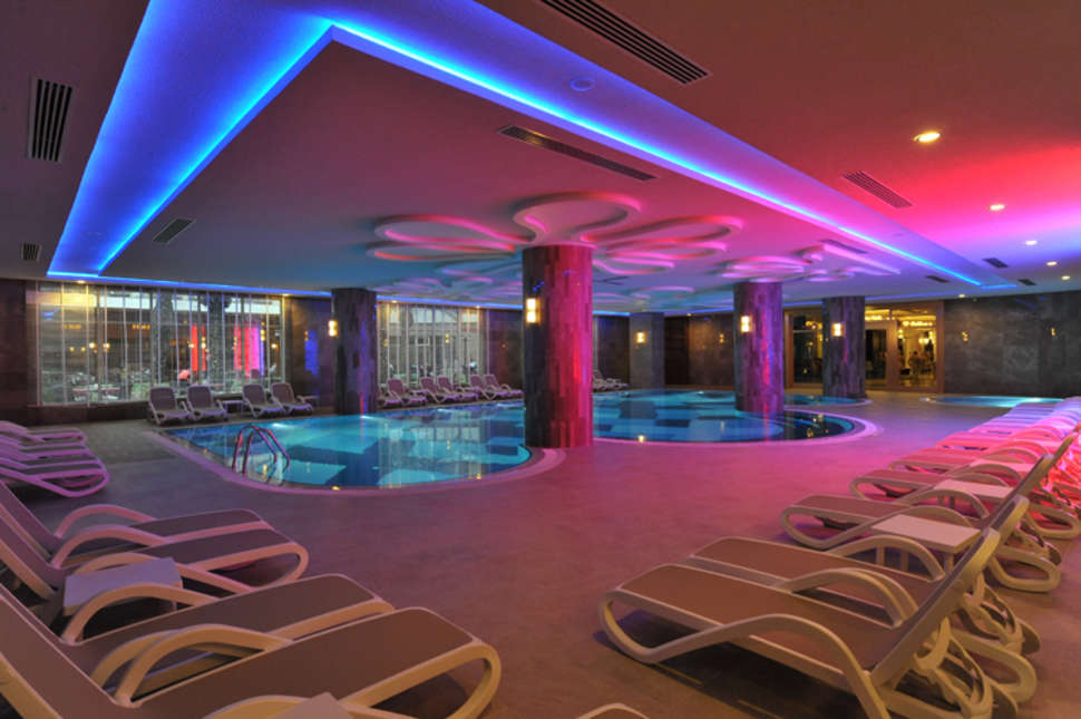 Een foto van het zwembad bij Kirman Hotels Belazur Resort & Spa