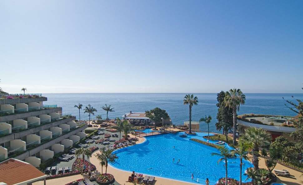 Een foto van het zwembad bij Pestana Carlton Madeira