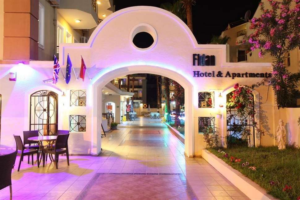 Een foto van de buitenkant van Fidan Hotel