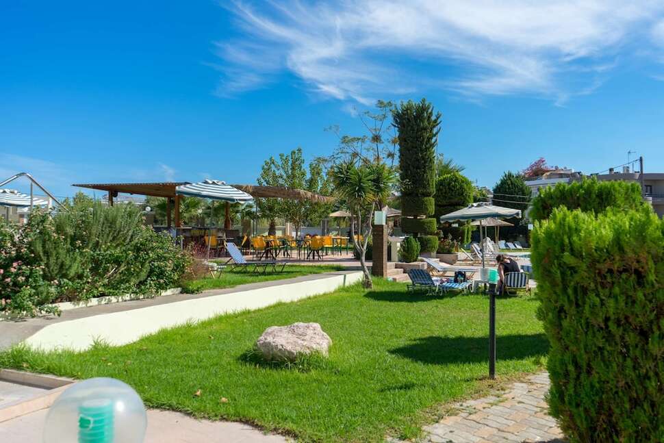 Een foto van het terras bij Stamos Hotel Faliraki