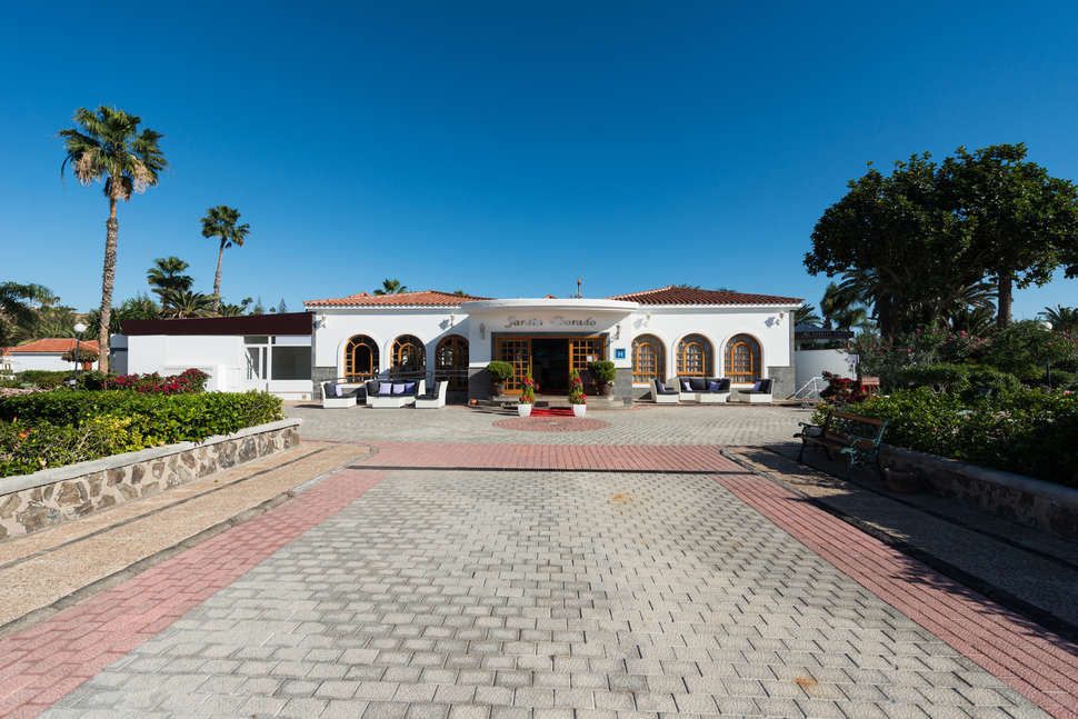 Een foto van de buitenkant van Suite Hotel Jardin Dorado