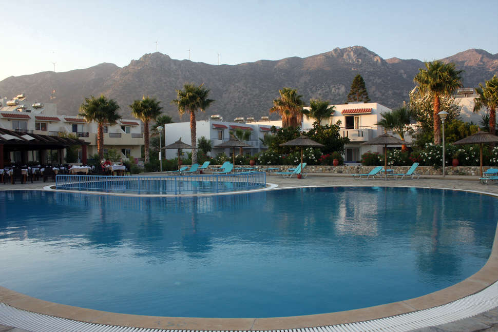 Een foto van het zwembad bij Evripides Village Beach Hotel
