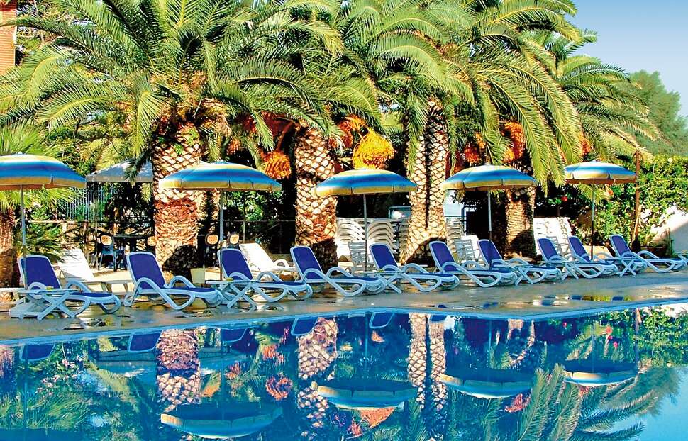 Ein Foto vom Pool im Hotel Tourist Cefalu