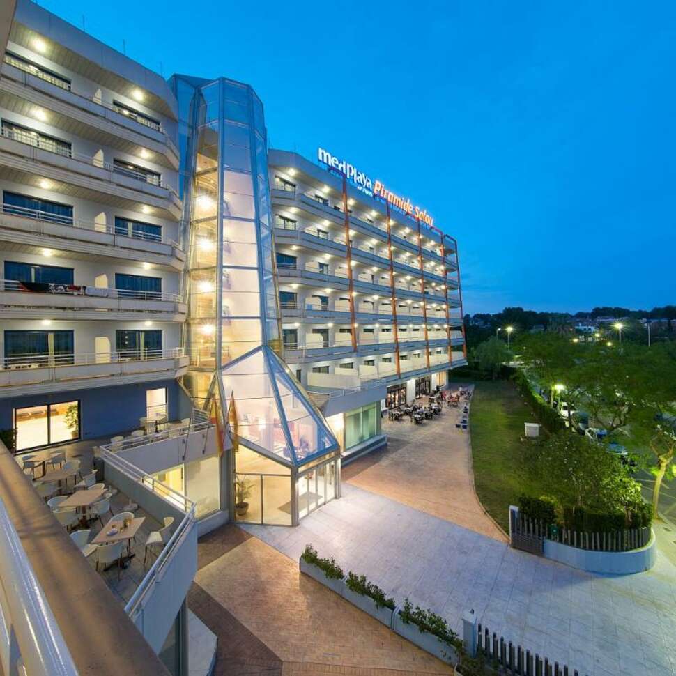 Een foto van de buitenkant van Hotel Piramide Salou