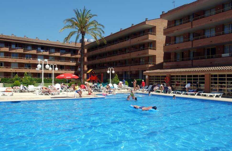 Een foto van het zwembad bij Aparthotel Voramar