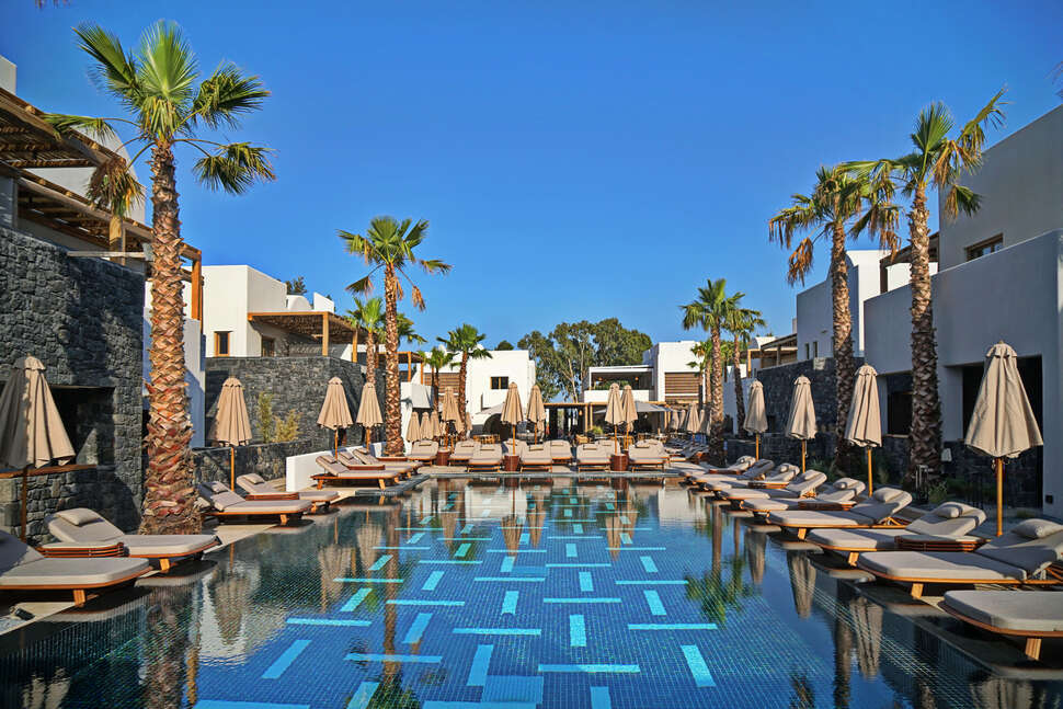 Een foto van het zwembad bij Raddison Blu Zaffron Resort
