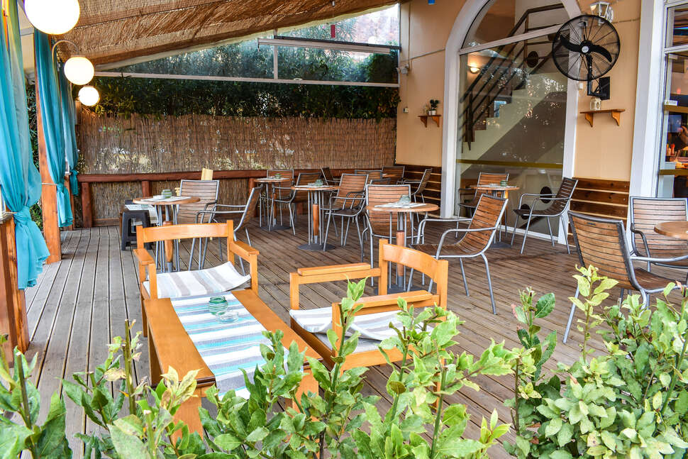 Een foto van het terras bij Govino Bay Corfu