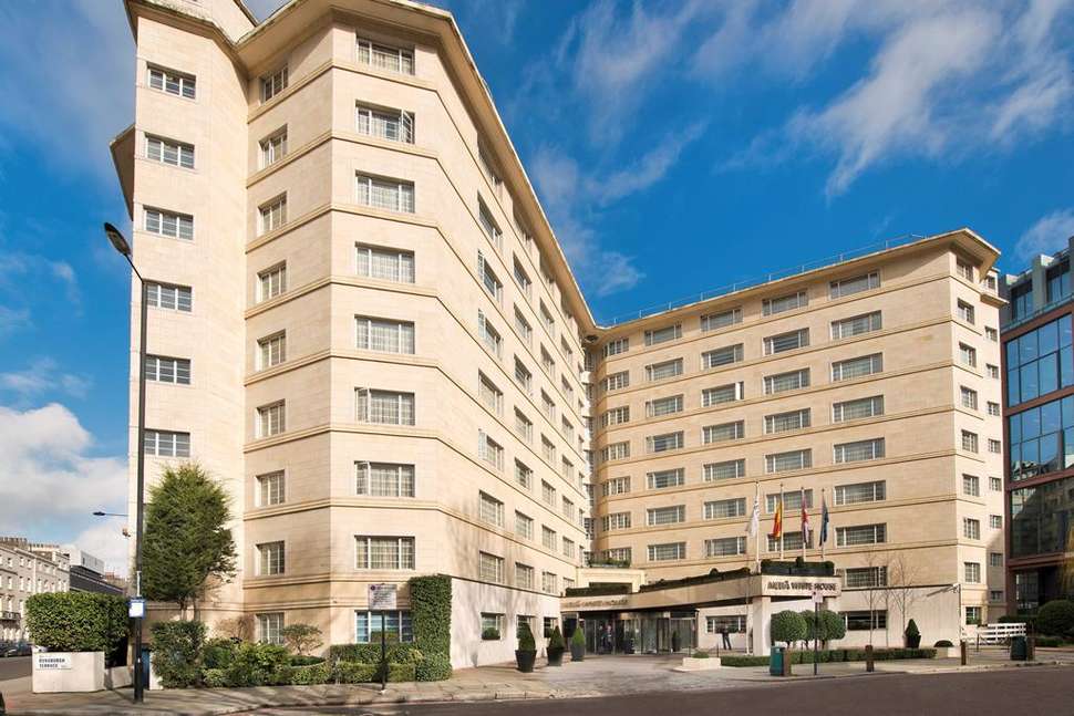 Ein Foto von der Außenansicht des Melia White House