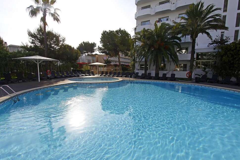 Een foto van het zwembad bij BG Pamplona Hotel