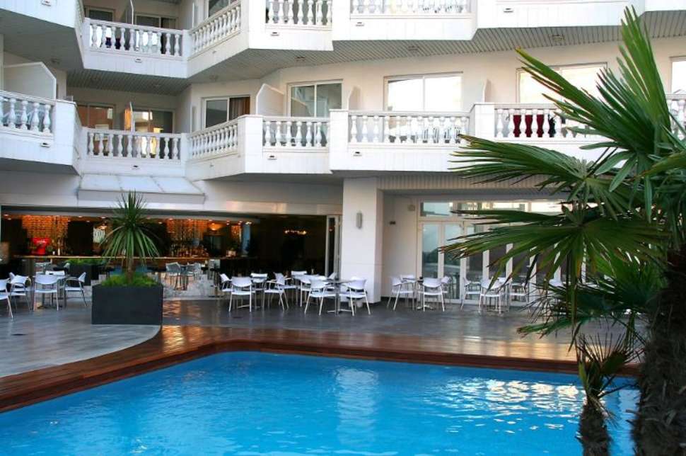 Een foto van het zwembad bij Hotel Bernat II