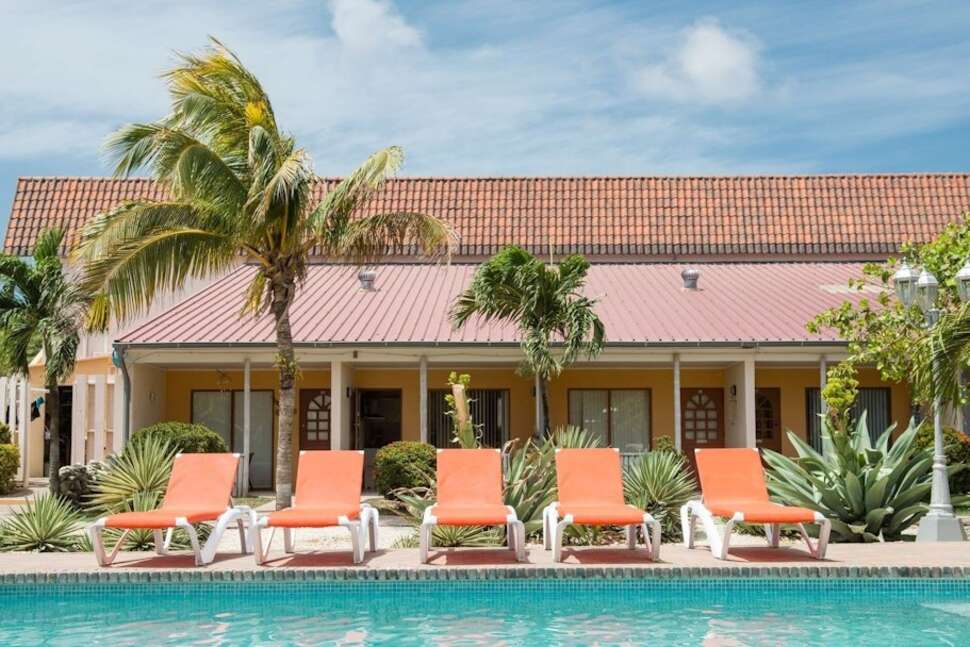 Een foto van het zwembad bij Camacuri Residence