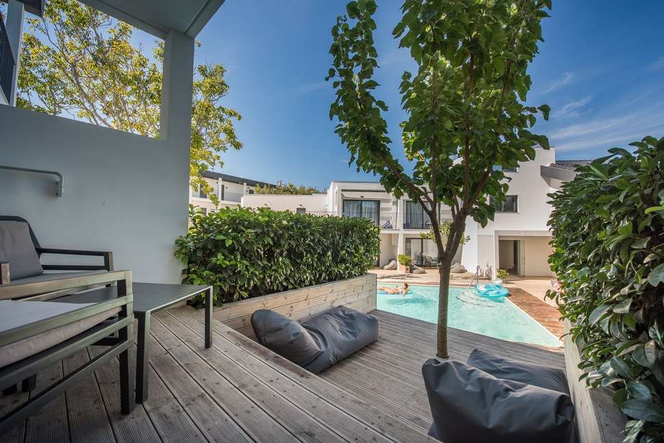 Een foto van het terras bij Aqua Bay Hotel