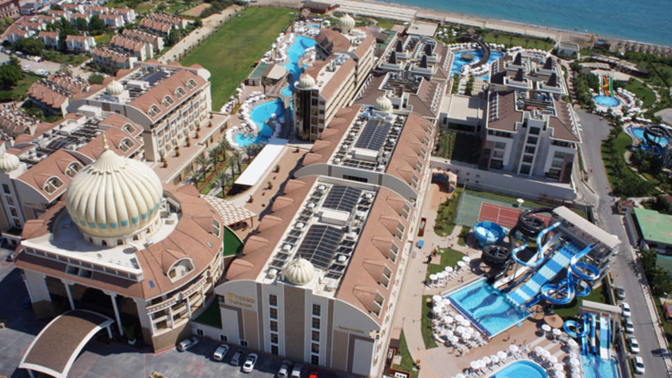 Een foto van de buitenkant van Kirman Hotels Belazur Resort & Spa