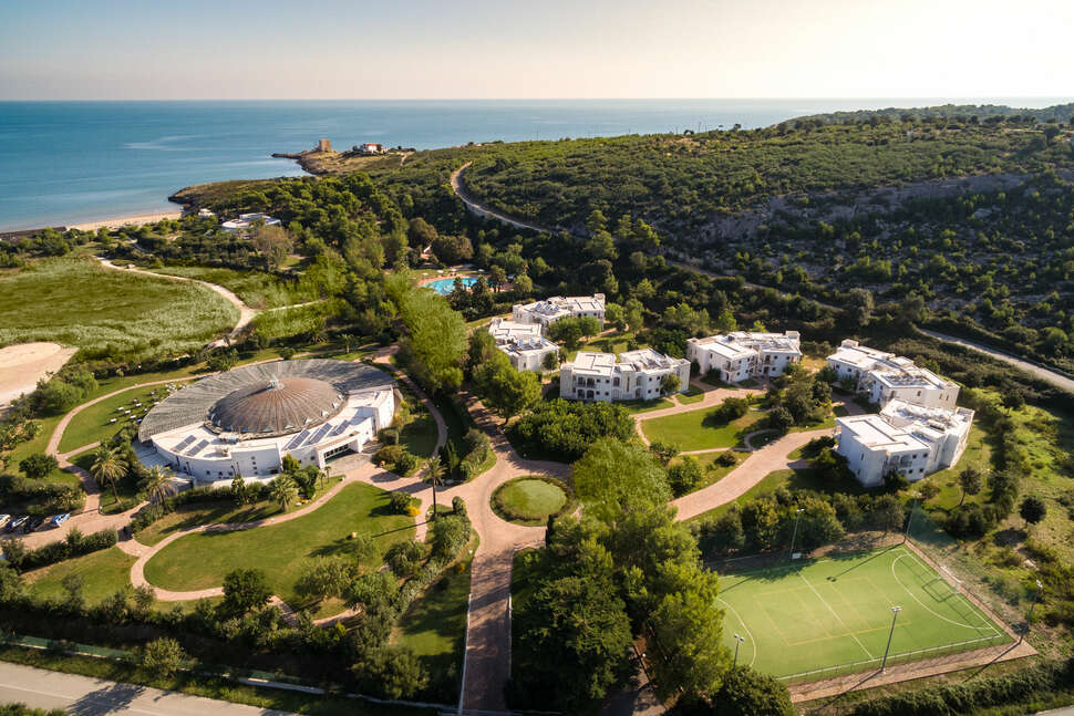 Een foto van de buitenkant van Valtur Baia del Gusmay Beach Resort