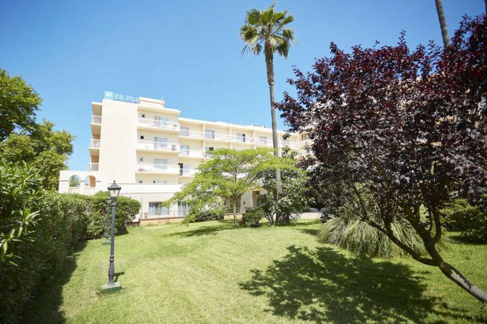 Een foto van de buitenkant van Invisa Hotel Es Pla