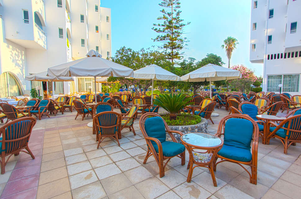 Een foto van het terras bij Hotel Continental Palace