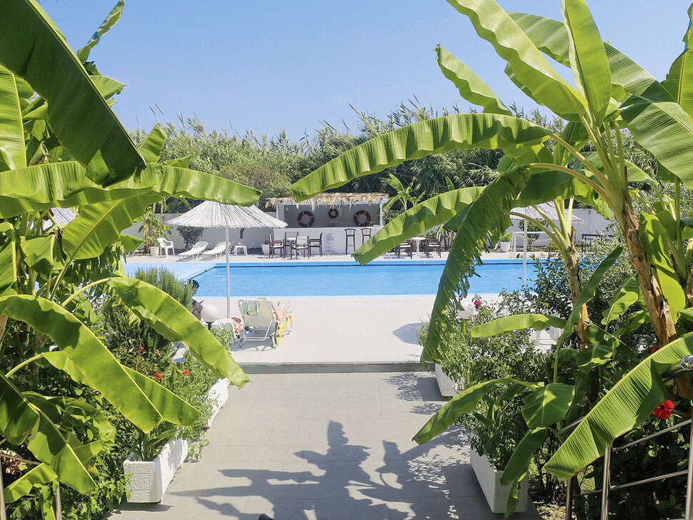 Ein Foto vom Pool im Costa Angela Seaside Resort