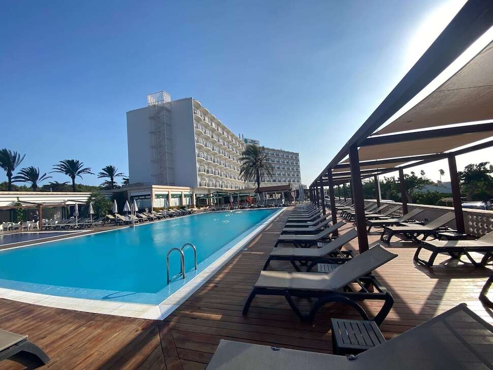 Een foto van het zwembad bij Alua Illa De Menorca