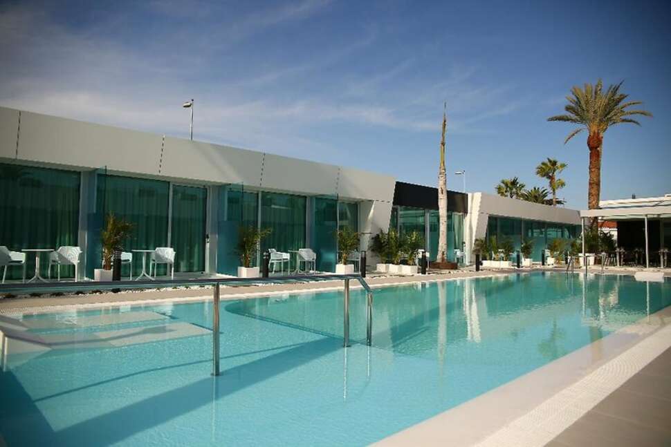 Ein Foto vom Pool im Hotel Nayra