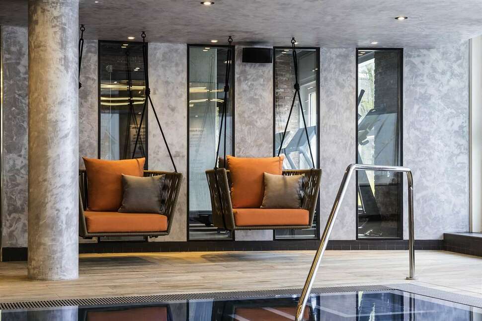 Een foto van het zwembad bij Novotel London Canary Wharf