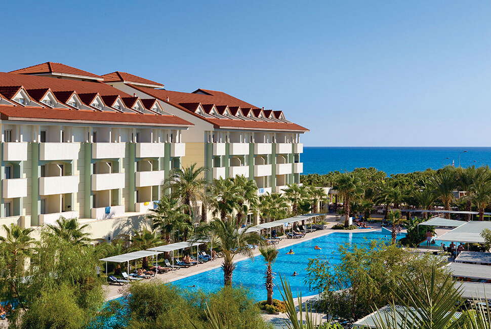 Een foto van het zwembad bij Sural Resort