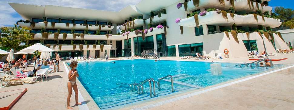 Een foto van het zwembad bij Hotel Deloix Aqua Center