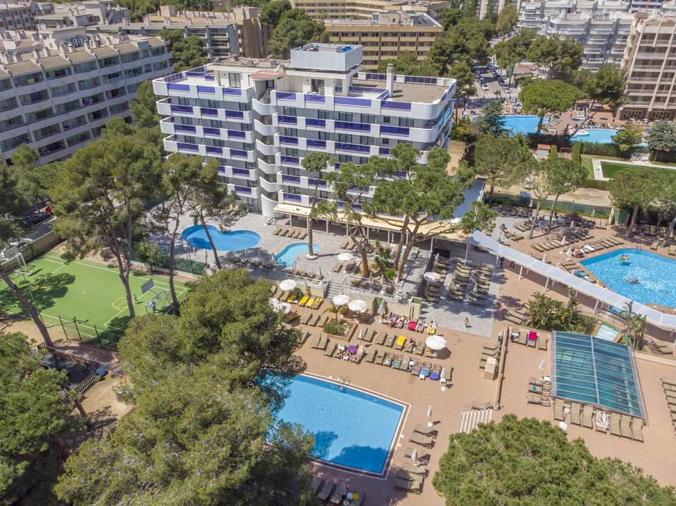 Ein Foto vom Pool im Golden Port Salou & Spa