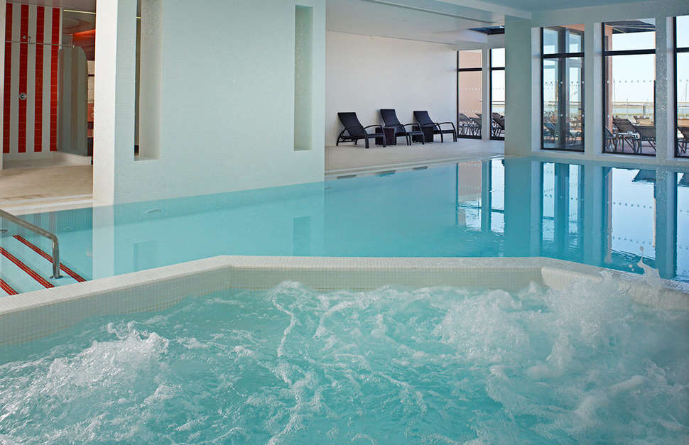 Een foto van het zwembad bij Real Marina Residence