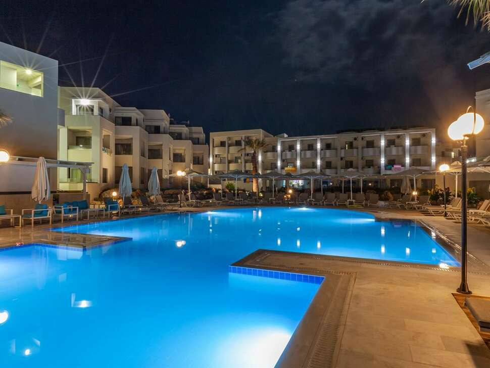 Een foto van het zwembad bij Harmony Rethymno Beach Hotel