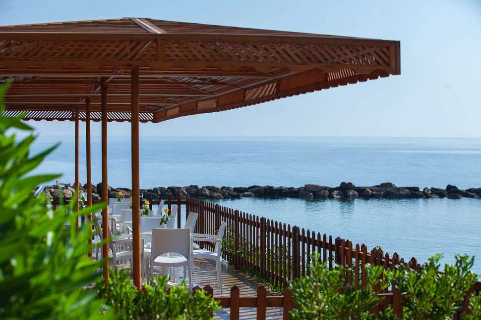 Een foto van het terras bij Cavo Maris Beach Hotel